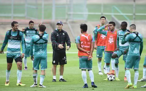 José Manuel "Chepo" de la Torre dando instrucciones a su plantel.