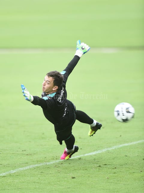 El arquero Agustín Marchesín entrenó bajo las órdenes de Nicolás Navarro.