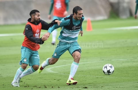 El capitán Carlos Izquierdoz entrenó con carácter el día de hoy en las instalaciones del Territorio Santos Modelo.