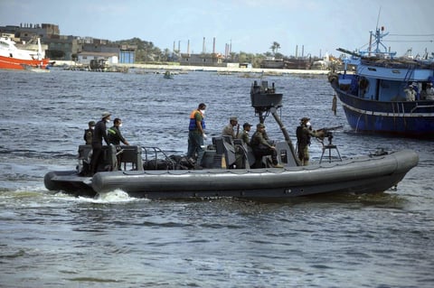 ROSETTA (EGIPTO).- Un barco RHIB militar devuelve los cadáveres de las personas desaparecidas a sus familiares, que se reúnen junto a militares en el puerto de Rosetta, a 250 kilómetros del norte de El Cairo, Egipto. El Gobierno egipcio prometió intensificar la vigilancia en los puertos y las costas mediterráneas del país para poner fin a la emigración ilegal, después de que 164 personas perdieran la vida en el naufragio de un barco el pasado miércoles en el Mediterráneo. EFE