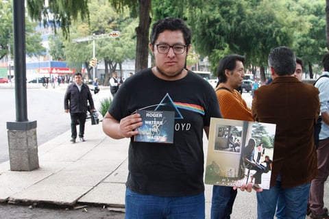 Roger Waters firmó autógrafos a sus fanáticos mexicanos.