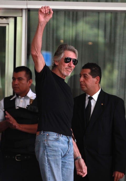 Roger Waters salió a saludar a fanáticos mexicanos.