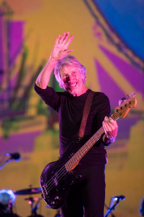 Aunque el show empezó como una oda al rock y la psicodelia de los 60 y 70, con temas como Breath in the air y Time, conforme la velada se desarrolló, las posturas políticas salieron a flote.