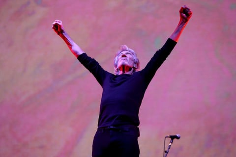 Fiel a su estilo contestatario, el músico inglés quien llegó al escenario del Foro Sol alzó la voz por las injusticias en el país durante el primero de dos shows que ofrecerá en este recinto.