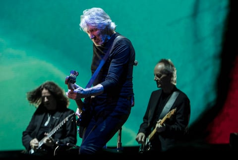 La parte más destacada del concierto ocurrió cuando Waters interpretó el tema Pigs (Cerdos), canción que habla de los dueños del poder y del dinero, quienes manipulan a la sociedad, según la visión de Waters.