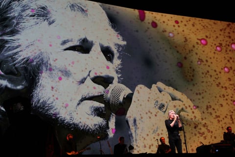 Las 23 canciones que le dieron forma al concierto crearon un atmósfera de sonidos e imágenes que capturó y emocionó a los 60,000 asistentes.