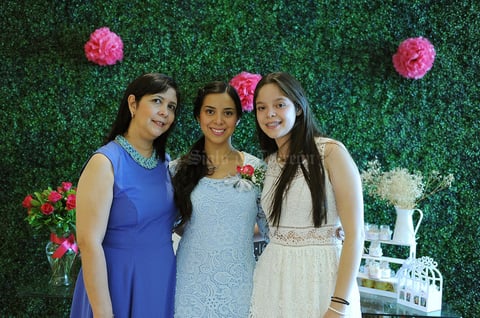 Teresita con su mamá, Tere Montano de Álvarez, y su hermana, Sofy Álvarez Montano