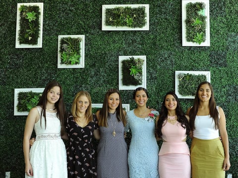 Teresita con sus amigas