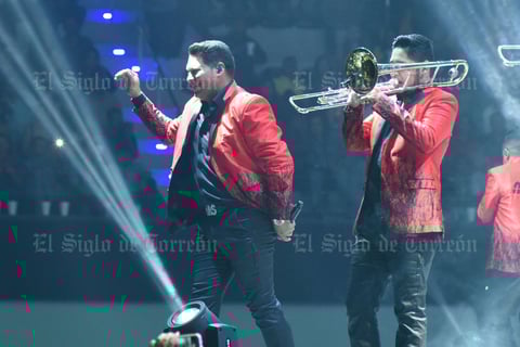 El concierto siguió con más éxitos como Cahuates y pistaches, El mechón y El patrón.
