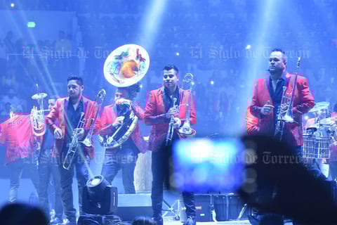 Con luces de color que iluminaban el recinto, la banda continuó con Me gustas mucho, No me pidas perdón, Mi olvido y Piénsalo.