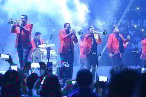 Los músicos sinaloenses vestidos en tono rojo con negro, continuaron la velada con Excepto a ti, Me vas a extrañar, Sólo con verte, De ti enamorado, Pásame un bote, con esta última canción varios espectadores saltaron de sus lugares para bailar.