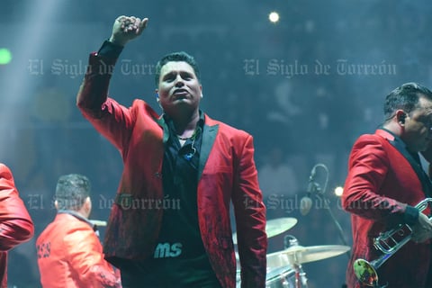 Háblame de ti, Un gusto conocerte, Tengo que colgar, esta última, fue de las primeras melodías que el público coreó.