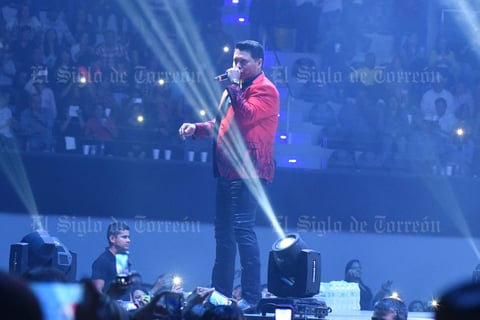 Al ritmo de Qué bendición, sencillo que están promocionando y el cual lleva el nombre de su gira, la banda sinaloense inició la velada a las 22:40, casi dos horas más tarde de lo estipulado.