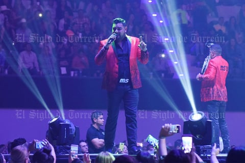 El vocalista Alan Ramírez, quien fue herido de bala en el cuello en julio pasado, recibió un ramo de flores por parte de una seguidora que se encontraba en el área VIP.