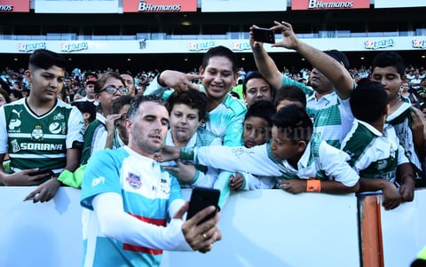 Las 'selfies' se hicieron presentes en el Estadio Corona.