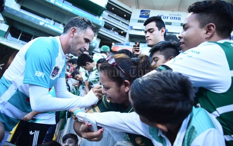 Algunos aficionados aprovecharon para obtener firmas de sus jugadores favoritos.