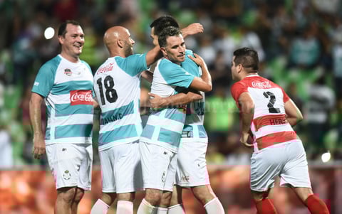 Como carrileros estaban Héctor "Pity" Altamirano por derecha y un repuesto Ernesto "Jarocho" Pérez, quien a los 6 minutos abandonó la cancha, siendo sustituido por Miguel Ángel "El Iguala" Carreón.