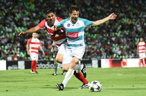 Las Leyendas del Santos Laguna iniciaron con Oswaldo Sánchez en el arco, jugando con tres zagueros centrales, Francisco Gabriel de Anda, Pedro Muñoz y el brasileño Wagner de Souza.