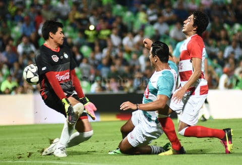 El duelo se definió en el segundo tiempo, donde las glorias de los Guerreros aprovecharon las condiciones en la cancha, así como algunos titubeos de sus rivales para endosarles más de una media docena de goles.