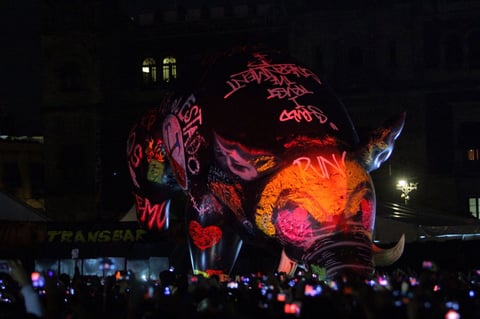 Fue en Pigs (Three different ones), una crítica al capitalismo y las diferencias de clases, cuando múltiples imágenes de Trump encendieron a la audiencia, entre ellas la de un cuerpo de cerdo con la cara del magnate neoyorquino.