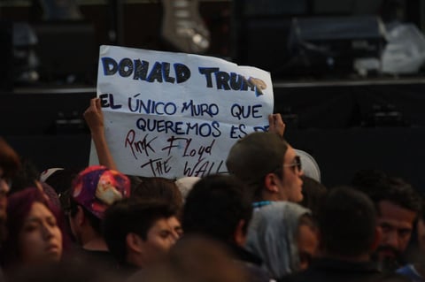 Algunos llevaron pancartas contra Donald Trump.