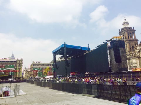 A los fanáticos no les importó que tuvieran que esperar varias horas para ver el concierto, con tal de disfrutar la magia y el talento que trajo consigo el cantante europeo, quien aprovechó para arremeter contra el candidato presidencial de Estados Unidos, Donald Trump.
