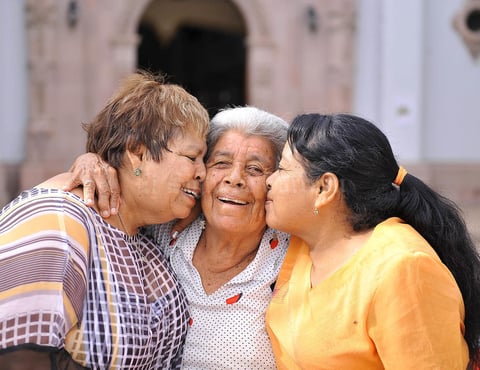 03102016 SE REENCUENTRAN… 55 AñOS DESPUéS.  Ofelia Soriano Chávez y Herminia Rivera Chávez, hijas de Guadalupe Chávez (f), volvieron a reunirse en Torreón luego de 55 años, gracias a su amiga Guadalupe Perea. Cuando Ofelia tenía 6 años de edad y Herminia 2, falleció su mamá, por lo que el padre de cada una se llevó a su respectiva hija. María Crescencia Chávez Carmona crió a Ofelia y a Herminia se la llevaron a Zacatecas. Pasó el tiempo y no se volvieron a ver, incluso por Facebook no se encontraban ya que usaban los apellidos de casadas. Ofelia se casó y se fue a vivir a Estados Unidos, hasta que su amiga Guadalupe las vuelve a contactar por Facebook y se reencuentran en la Parroquia Los Ángeles de Torreón.