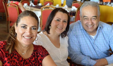 03102016 EN RECIENTE FESTEJO.  Flor, Priscila y Manlio.