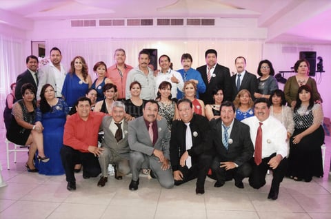 03102016 FESTEJAN 30 ANIVERSARIO.  Exalumnos de la Escuela Normal Lázaro Cárdenas del Río, generación 1982 - 1986, celebraron su 30 aniversario con una misa en San Antonio de Padua en Ciudad Lerdo, Durango, y una cena baile en el Salón Azul del Club Campestre de Gómez Palacio, Durango, donde asistieron excompañeros de Durango, Chihuahua y Tijuana.