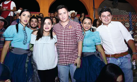 02102016 CHARREADA NOCTURNA.  Gaby Álvarez, Karla Álvarez, Marco González, Marifer Álvarez y Jesús González.