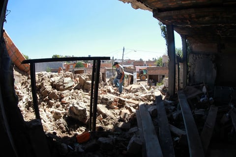 El panorama es desastroso con paredes derrumbadas.