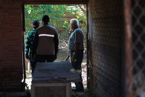 Los vecinos que permanecen en el exterior de sus casas, cuidando las pocas cosas que le quedaron en buen estad, esperan que las autoridades pasen de las palabras a los hechos y se les informen si aún pueden habitar sus viviendas que quedaron devastadas.
