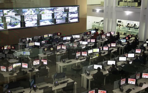 La plataforma 911, que es iniciativa del Consejo Nacional de Seguridad Pública, concentra todos los servicios de emergencia y los telefonistas están capacitados para canalizar los servicios a las áreas correspondientes.