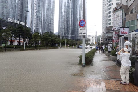 BUSAN (COREA DEL SUR).- Surcoreanos observan el agua que anega una calle de la ciudad de Busan tras el paso del tifón Chaba, en Corea del Sur. Al menos cinco personas han muerto y una permanece desaparecida por el tifón Chaba, que provocó hoy intensos vientos y lluvias a su paso por las regiones meridionales de Corea del Sur, informó el Ministerio de Seguridad de Seúl. Los muertos se produjeron en diversos accidentes provocados por el temporal en las ciudades surorientales de Busan y Ulsan y también en la isla meridional de Jeju, puerta de entrada del Chaba a Corea del Sur. EFE