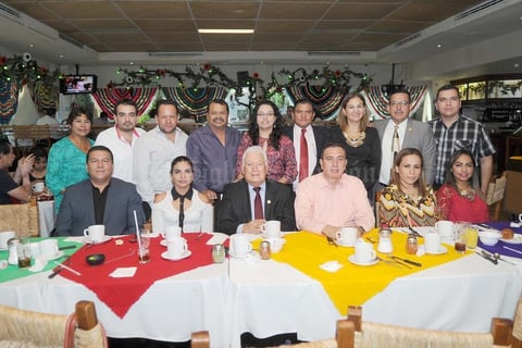 07102016 DESAYUNO DE CUMPLEAñOS.  Jesús Sotomayor Garza acompañado del personal de la segunda sala del Tribunal de Justicia del Estado.