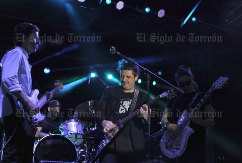 Música de cabina de los 90 fue la espera ideal para que pocos minutos antes de las diez de la noche Jonás González y Alejandro Rosso, de Plastilina Mosh, subieran los ánimos de los asistentes con algunas de sus rolas más emblemáticas.