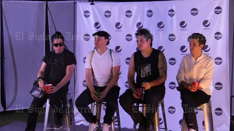 Los músicos de Plastilina Mosh ofrecieron una rueda de prensa minutos antes de saltar al escenario.