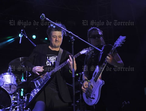 Acompañados por un bajista, tecladista y baterista, entre ellos Eddy González, exintegrante de Jumbo, el dueto originario de Monterrey, Nuevo León, comenzó su actuación con Human disco ball, para continuar con Niño bomba, Enzo, Te lo juro por Madonna, Oxidados y Pinche Stereo Band.
