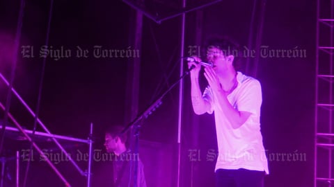 Con cuatro EP’s y dos discos de estudio, The 1975 y I like it when you sleep, for you are so beautiful yet so unaware of it, Matthew Healy, Adam Hann, George Daniel y Ross MacDonald comenzaron su actuación con el tema Love me.