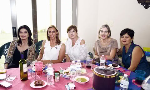 08102016 DISFRUTAN DE RECEPCIóN.  Gina, Charito, Estela, Lorena y Bertha.