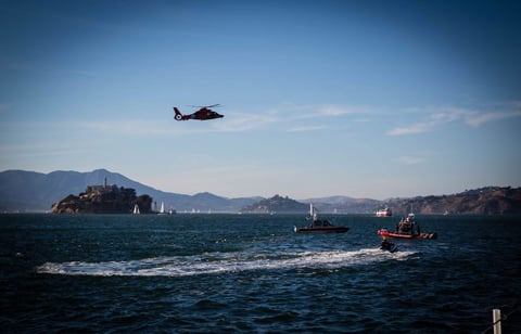 San Francisco (Estados Unidos), 08/10 / 2016.- Un imagen publicada por la Guardia Costera de Estados Unidos muestra varios activos de la Guardia Costera de Estados Unidos y los organismos asociados que responden a un velero que se hundió en la bahía de San Francisco, California, EE.UU.. Un velero de recreo de 34 pies llamado -Khaleesi volcó con 30 personas a bordo siendo rescatados por los diversos activos de la Guardia Costera y los organismos asociados, así como buenos samaritanos que estaban en la zona. EFE