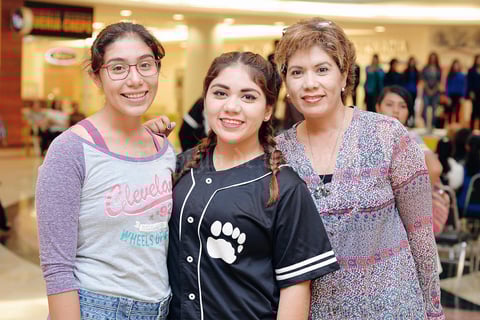 10102016 DE PASEO.  Erika, Fernanda y Norma.