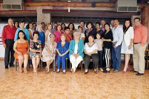 10102016 FESTEJA UN AñO MáS DE VIDA.  Celia Juárez muy contenta con los asistentes a su fiesta de cumpleaños.