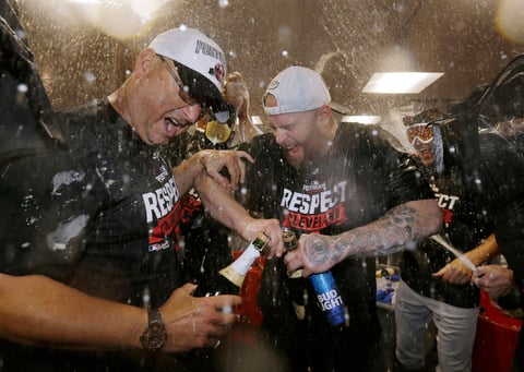 Los Indios de Cleveland celebran su pase a la Serie de Campeonato.