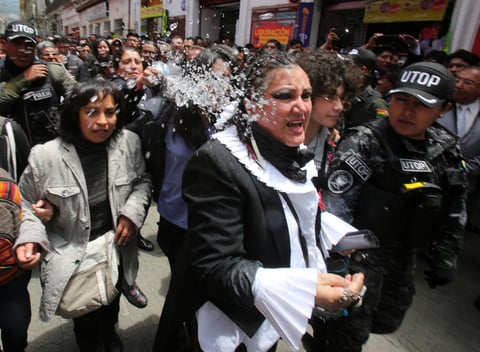 LA PAZ (BOLIVIA).- Varias personas agreden a la líder del colectivo femenino boliviano "Mujeres Creando", María Galindo (d), tras conocerse el mural contra la Iglesia Católica, pintado en la fachada del Museo Nacional de Arte de La Paz (Bolivia). El mural escandalizó y desató protestas en la inauguración de la IX Bienal Internacional de Arte Contemporáneo Siart, que cuenta con la participación de más de 200 artistas de 26 países. EFE