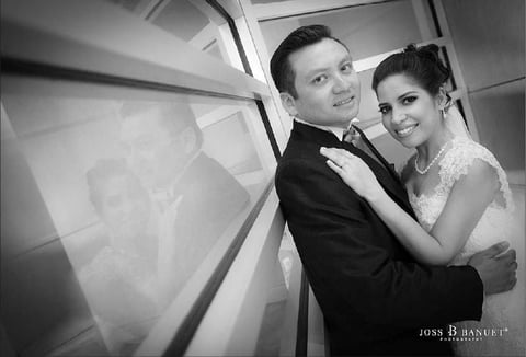 02102016 Iván de Jesús Arenas Lara y Yenny Torres Téllez en una fotografía de estudio el día de su boda. - Joss Banuet Fotografía.