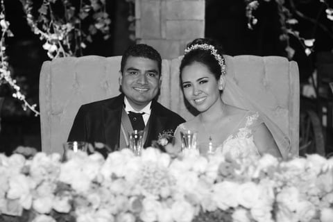 09102016 José y Karen muy contentos por su unión.
