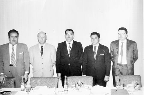 09102016 Febrero de 1962. Mesa Directiva de la Asociación de Ingenieros Mecánicos
y Electricistas AMIME; de izquierda a derecha: Ing. Carlos Villanueva, Ing. Guillermo García Siller, Ing. Jesús Salcido Lozano y colegas integrantes de la mesa directiva, que sesionaron hace 54 años en uno de los salones de conocido hotel del centro de la ciudad de Torreón.