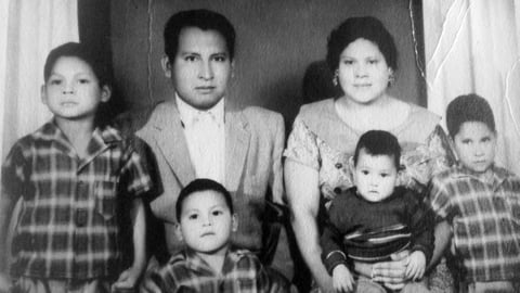 09102016 Ferrocarrilero jubilado Esteban Hernández López, Sra. María del Carmen Hernández Serrato (f). De izquierda a derecha Sr. Francisco Hernández Hernández, Sr.
Daniel Hernández Hernández, Dr. Servando Hernández Hernández (f), Ing. Gerardo
Hernández Hernández. En el año de 1962.