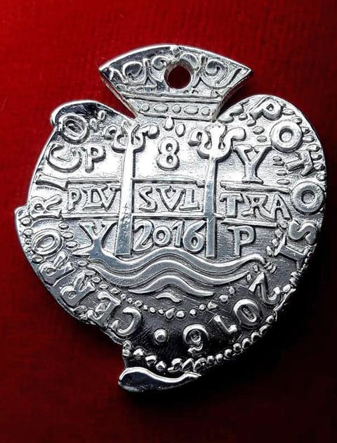 POTOSÍ (BOLIVIA).- Fotografía de una moneda antigua macuquina corazón. Las antiguas monedas con forma de corazón fabricadas en la Casa de la Moneda de Potosí durante la colonización española serán estudiadas en un congreso de numismáticos que se celebrará en Bolivia, del 20 al 23 de octubre de 2016. EFE